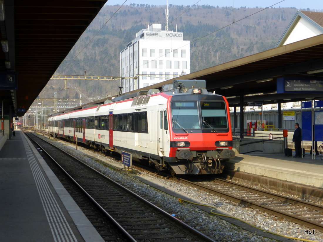 SBB - Domino RBDe 560 210-7 als RE nach Delle im Bahnhof Biel am  14.03.2015