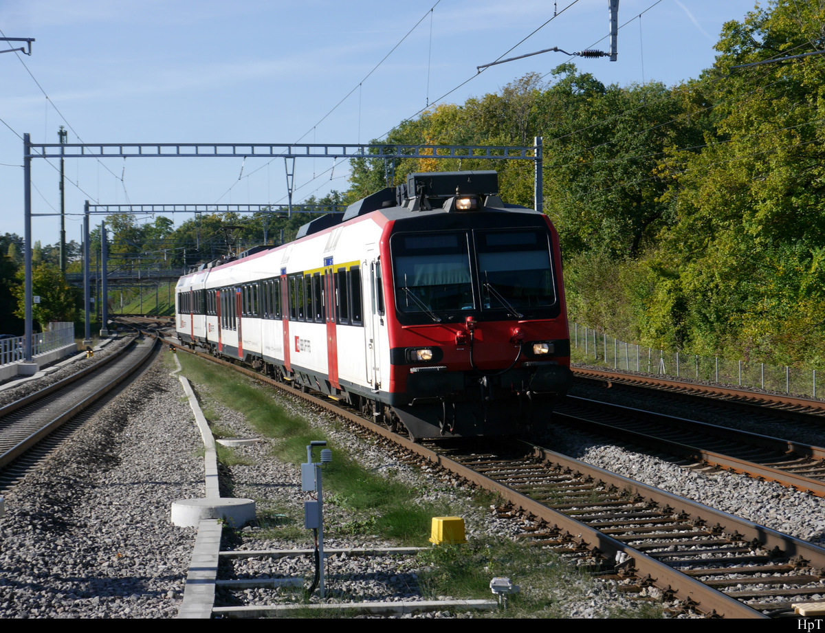 SBB - Domino Steuerwagen ABt  50 85 39-43 889-7 an der Spitze einer Domino Komp. bei der einfahrt im Bahnhof Mies am 08.10.2020