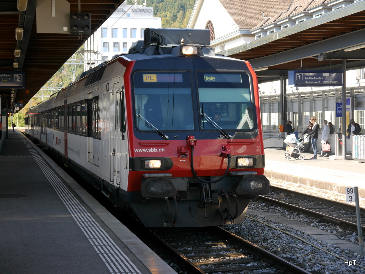 SBB - Domino Triebwagen RBDe 560 284-2 alm RE nach Delle im Bahnhof Biel/Bienne am 21.09.2017