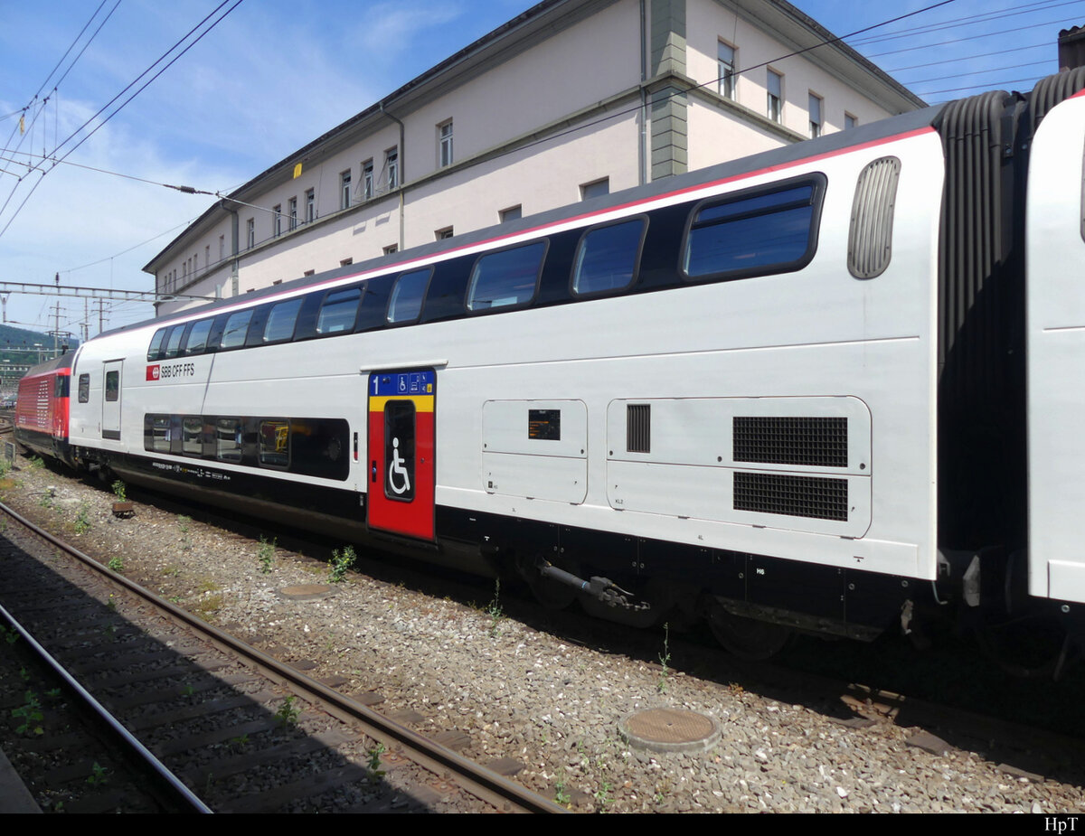 SBB - Doppelstock Personenwagen 1 Kl. mit Dienst/Gepäckabteil AD 50 85 86-94 038-1 im Bahnhof Olten am 21.05.2022