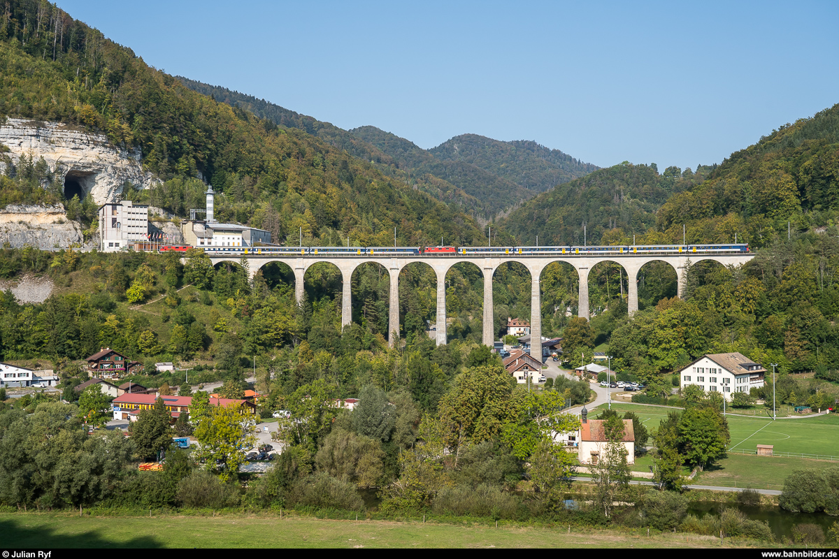 SBB doppelter EW-I-Pendel mit Re 4/4 II 11115 und 11116 am 18. September 2020 als Militärextrazug Bure-Casernes - Basel SBB auf dem Viaduc de la Combe Maran in St-Ursanne.