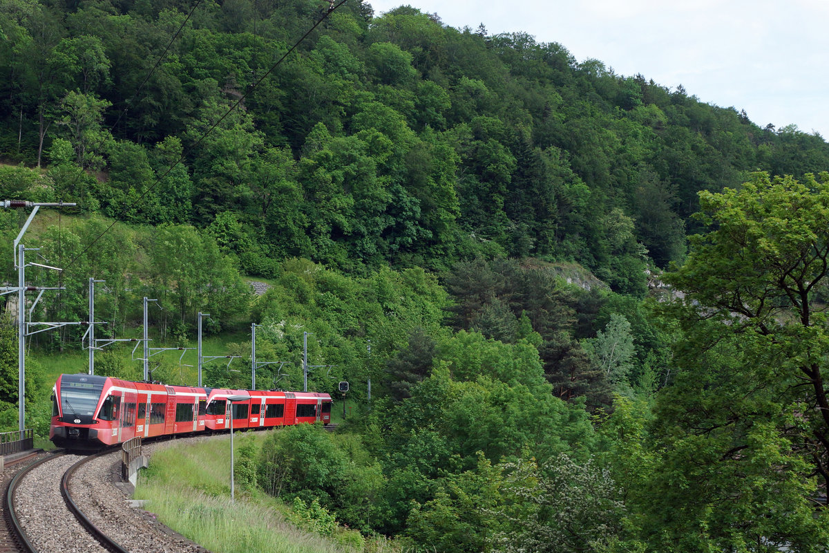 SBB: Doppeltraktion RABe 526 Stadler GTW ehemals BLS/RM bei Frinvillier unterwegs am 26. Mai 2016.
Foto: Walter Ruetsch 