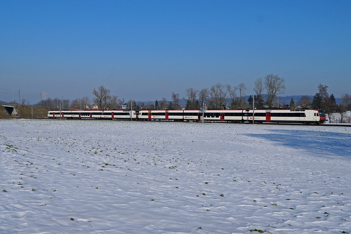 SBB: Doppeltraktion RBDe 560 Kolibri/Domino als S 23 bei Langenthal am 11. Februar 2015.
Foto: Walter Ruetsch