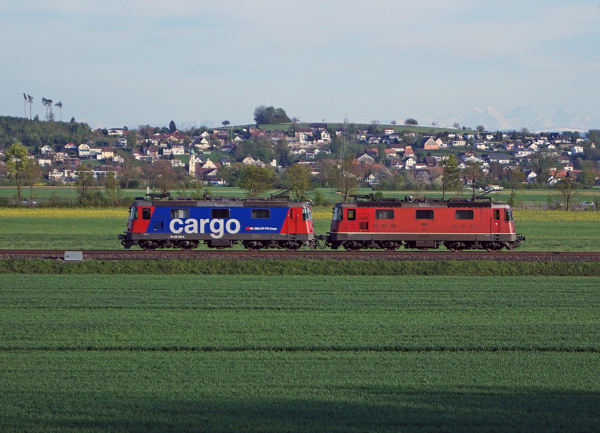 SBB: Doppeltraktion Re 420 vor der Kulisse der Einwohnergemeinde Kestenholz am 24. April 2015.
Foto: Walter Ruetsch