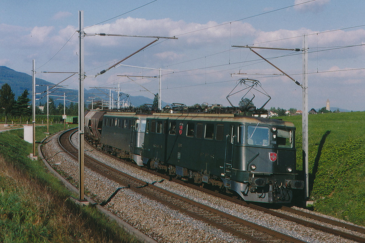 SBB: Doppeltraktionen mit dem Lok Typ Ae 6/6 kamen auf der Jurasüdfuss Linie im Güterverkehr nur sehr selten vor, weil für diese Einsätze wegen der fehlenden Vielfachsteuerung zwei Lokführer benötigt wurden.
Dank grossem Fotografenglück konnte ich an gleich zwei Tagen der selben Woche im August 1996 ein  Ae 6/6 - DUO  vor einem schweren Güterzug ab RBL nach Lausanne Triage verewigen.
Diese Aufnahme mit der Ae 6/6 11488 Mendrisio an der Zugsspitze ist bei Niederbipp entstanden.
Foto: Walter Ruetsch