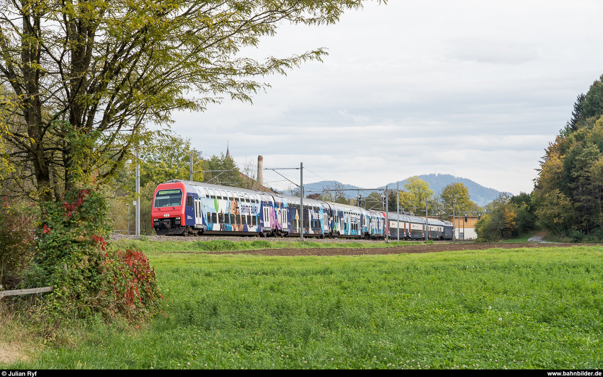SBB DPZ-Doppeltraktion auf der S14 am 18. Oktober 2019 im Aathal. Es führt der  Zug für Zürich  der Zürcher Kantonalbank mit der Re 450 016.