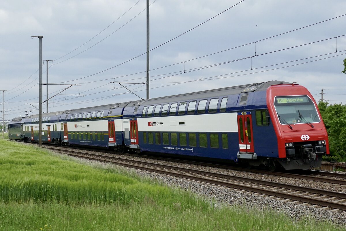 SBB DPZ mit der schiebenden Re 450 092  Willa  am 18.5.23 bei Bassersdorf.
