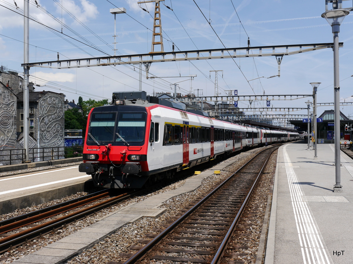 SBB - Drei Dreiteilige Domino Pendelzüge an der Spitze der Steuerwagen ABt 50 85 39-43 838-4 im Bahnhof Genf am 03.06.2017