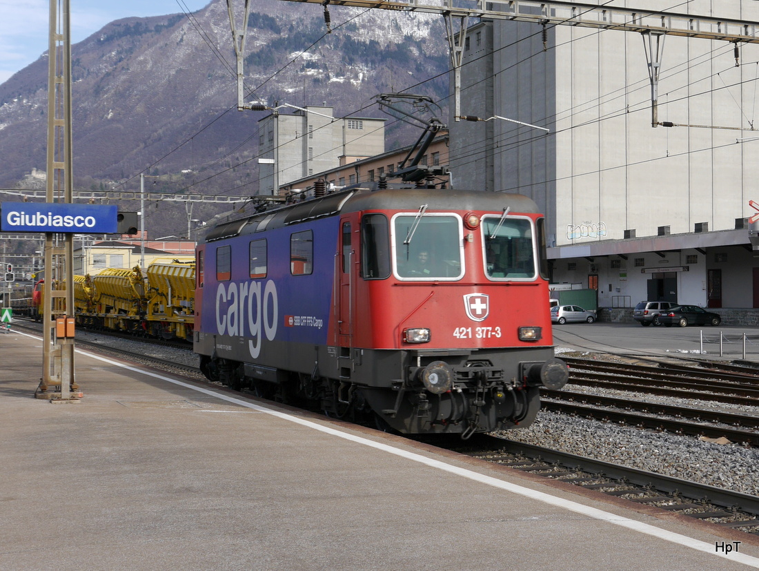 SBB - Durchfahrt der Lok der 421 377-3 im Bahnhof Giubiasco am 27.02.2015