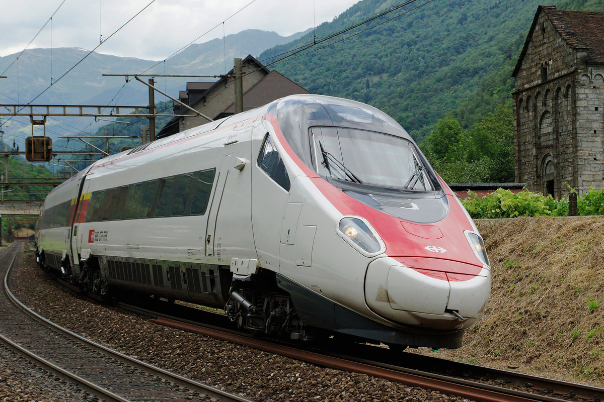 SBB: EC Zürich HB-Milano mit einem ETR 610 in Giornico am 28. Juli 2016.
Foto: Walter Ruetsch
