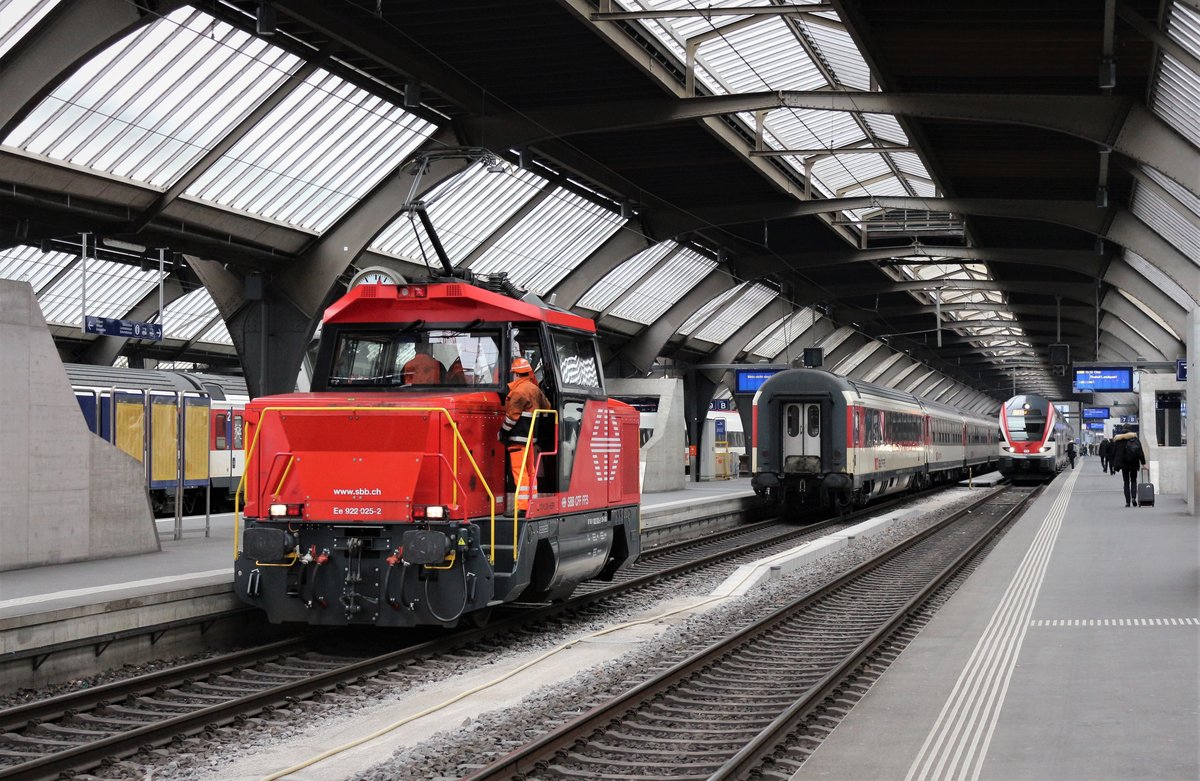 SBB Ee 922 025-2 holt am 20. März 2018 auf Gleis 8 im Zürich HB, die Wagen des IC 3 771 von Basel SBB - Zürich HB ab. 