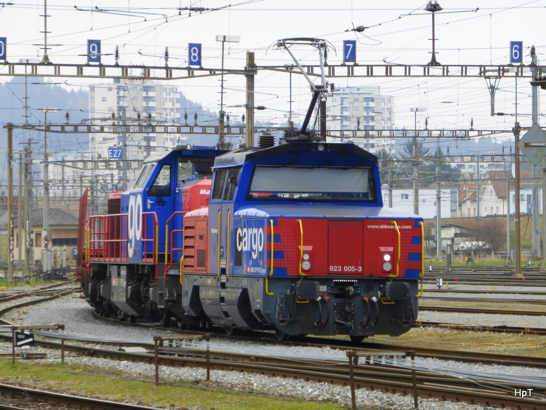 SBB - Eem 923 005-3 mit Am 843 abgestellt im Güterbahnhof Biel am 22.03.2015