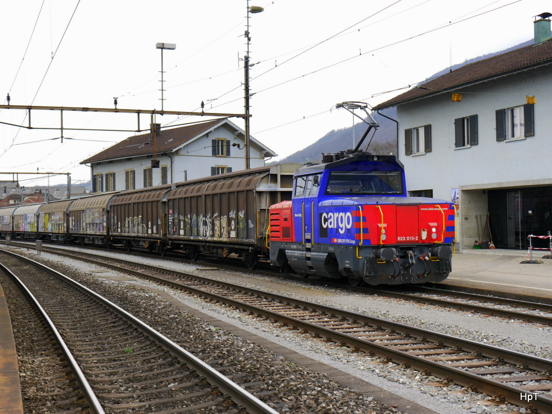 SBB - Eem 923 015-2 bei Rangierarbeiten im Bahnhof Oensingen am 25.03.2015