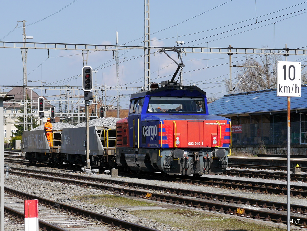 SBB - Eem 923 019-4 bei Rangierfahrt im Bahnhof von Herzogenbuchsee am 28.03.2017
