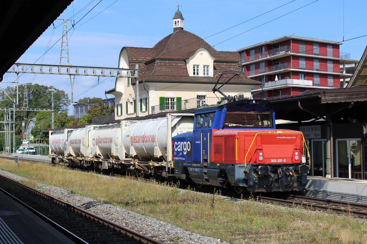 SBB Eem 923 021-0  Tourbillon  beim Halt im Bahnhof Gossau.
Aufnahme vom 13. August 2018