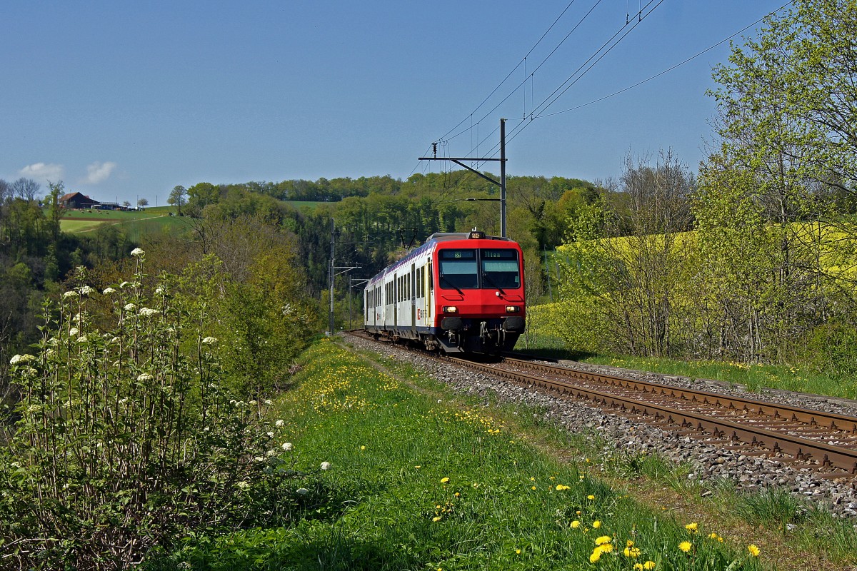 SBB: Ein ehemaliger  SEEHAS  ohne Zwischenwagen als S9 auf der Strecke Olten-Sissach. Die Aufnahme vom  LAEUFELFINGERLI  ist am 18. April 2011 bei Buckten entstanden.
Foto: Walter Ruetsch
