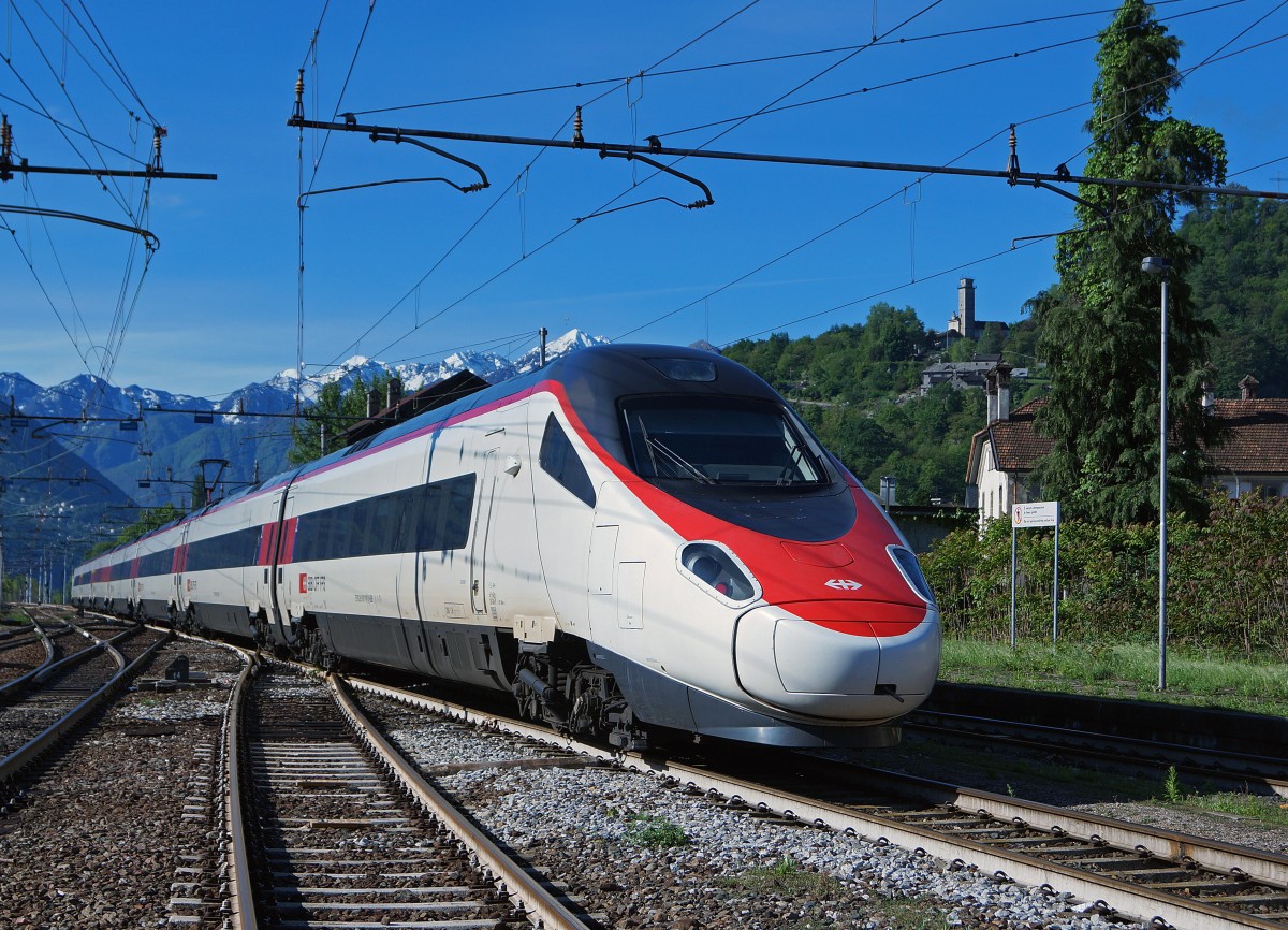 SBB:  Ein ETR 610 in Domodossola am 2. Mai 2015 als EC auf dem Weg zur EXPO 2015 in Rho Fiera Milano.	
Foto: Walter Ruetsch	