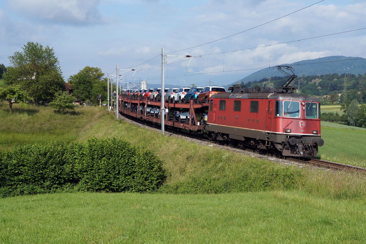 SBB: Ein FAK-Autozug für das Autocenter Emil Frey AG in Safenwil mit der Re 4/4 II 11369 bei Walterswil-Striegel am 2. Juni 2015.
Foto: Walter Ruetsch 