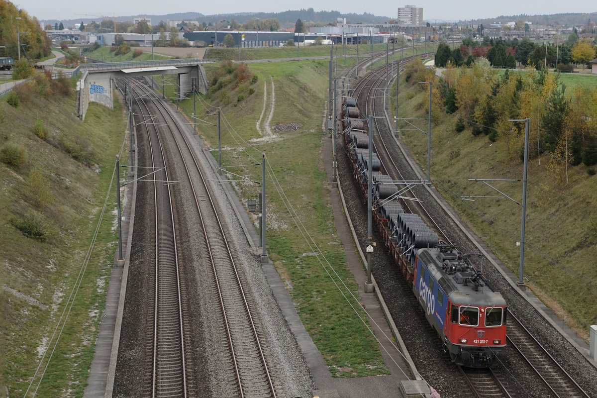 SBB: Ein Güterzug Langenthal-Sumiswald beim Verlassen des Güterbahnhofs Langenthal mit der Re 421 325-7 am 20. Oktober 2017.
Foto: Walter Ruetsch