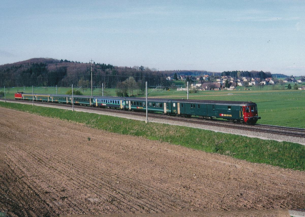 SBB: Ein kurzer Blick zurück in die Vergangenheit. Während sich die reizvolle Gegend von Bettenhausen in den letzten zwanzig Jahren kaum verändert hat, kam es umso mehr bei den Zügen zu grossen Veränderungen auf der alten Strecke nach Bern.
Der fast stilreine Schnellzug auf der Fahrt von Olten nach Bern wurde im Juni 1998 bei Bettenhausen verewigt.
Foto: Walter Ruetsch