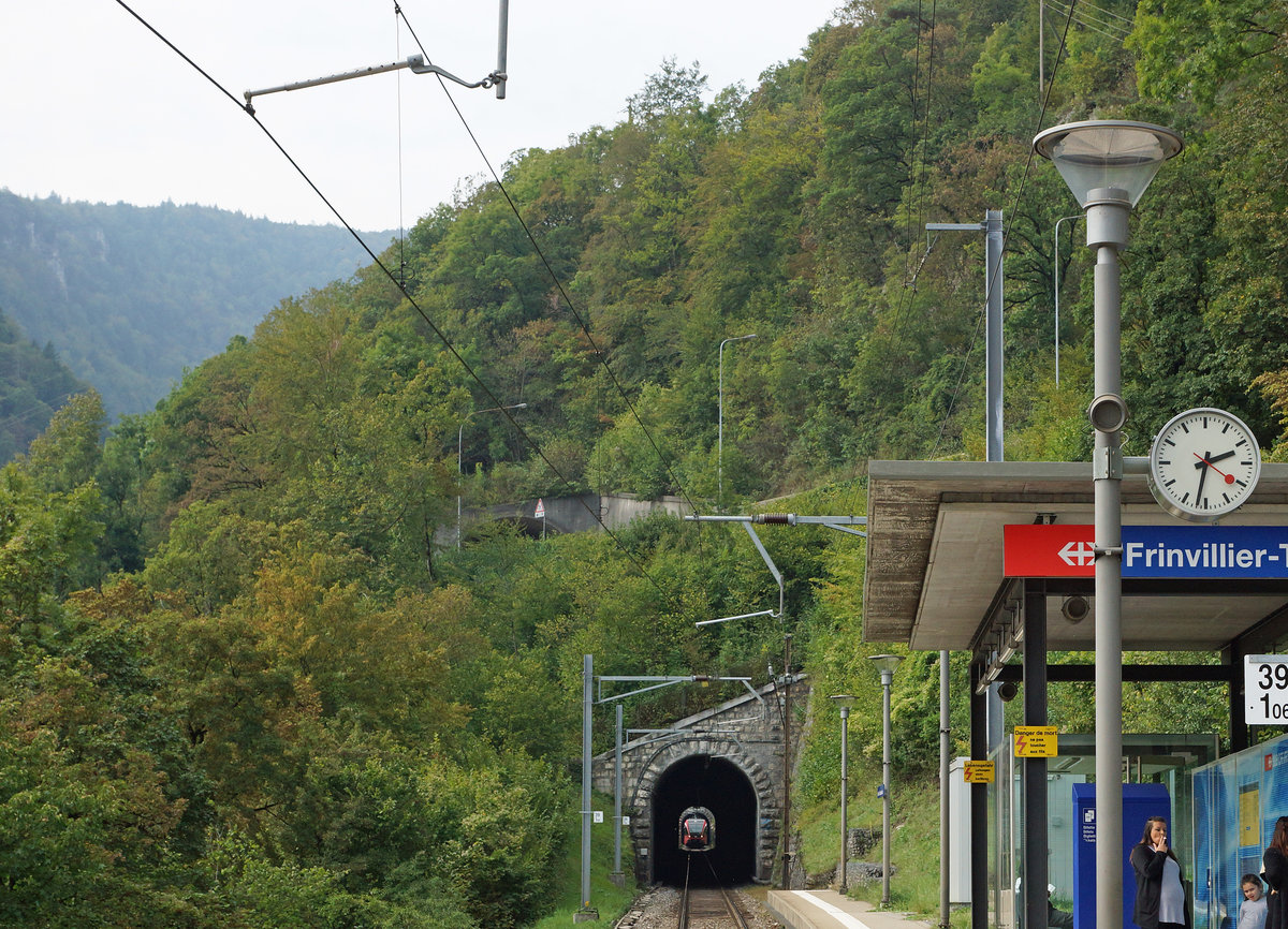 SBB: Ein RE La Chaux-de-Fonds - Biel mit einem RABe 526 Stadler GTW (ehemals BLS/RM) kurz vor der Haltestelle Frinvillier-Taubenloch am 23. September 2016.
Foto: Walter Ruetsch 