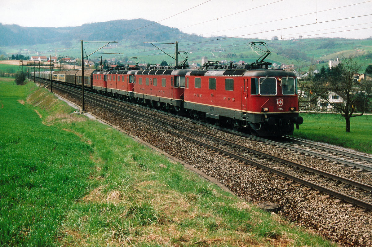 SBB: Ein stattlicher Blockgüterzug am 18. April 2006 bei Frick mit einer Re 20/20 bestehend aus der Re 4/4 II 11275, Re 6/6 11612 Regensdorf, dem PROTOTYP Re 6/6 11602 MORGES und einer nicht erkennbaren Re 4/4 II.
Foto: Walter Ruetsch  