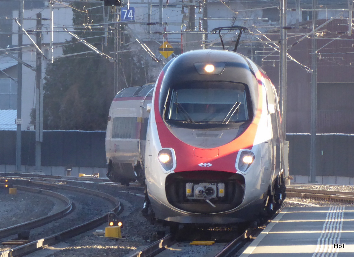 SBB - Ein Triebzug ETR 610 bei der einfahrt in den Bahnhof Visp am 02.12.2015