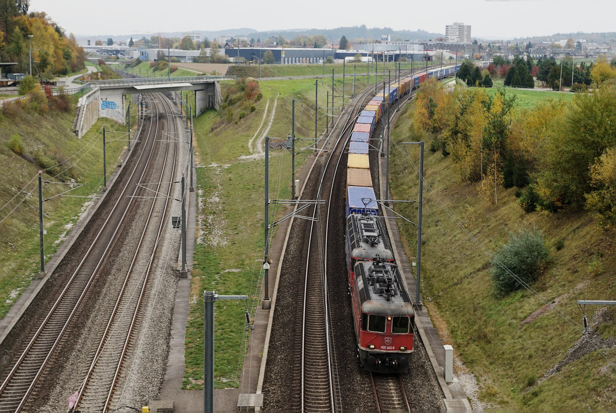 SBB: Eine Re 10/10 mit einem sehr langen Containerzug auf der Durchfahrt beim Güterbahnhof Langenthal am 20. Oktober 2017.
Foto: Walter Ruetsch  