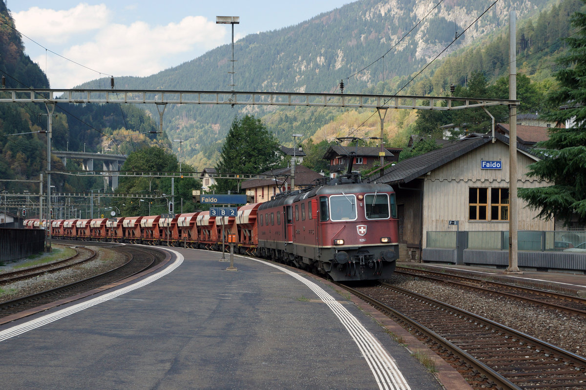 SBB: Eine Re 10/10 mit HOLCIM-Kieswagen bei der Bahnhofsdurchfahrt Faido am 13. September 2016. An der Zugsspitze eingereiht war die Re 4/4 II 11260.
Foto: Walter Ruetsch