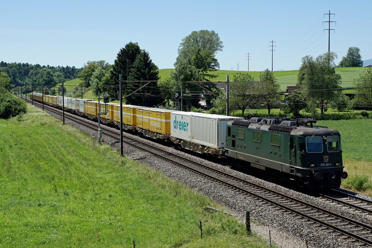 SBB: Einen Tag später, am 8. Juni 2017 fuhr mir auf der Fotostelle, wo einen Tag zuvor die  Wildsau  eingefangen wurde, der lange Postzug mit der Re 4/4III 430 364-0 vor die Linse. Im Dienst stand der Lokführer und Bahnfreund Simon Bütikofer, dem ich beide Aufnahmen zu verdanken habe.
Foto: Walter Ruetsch 