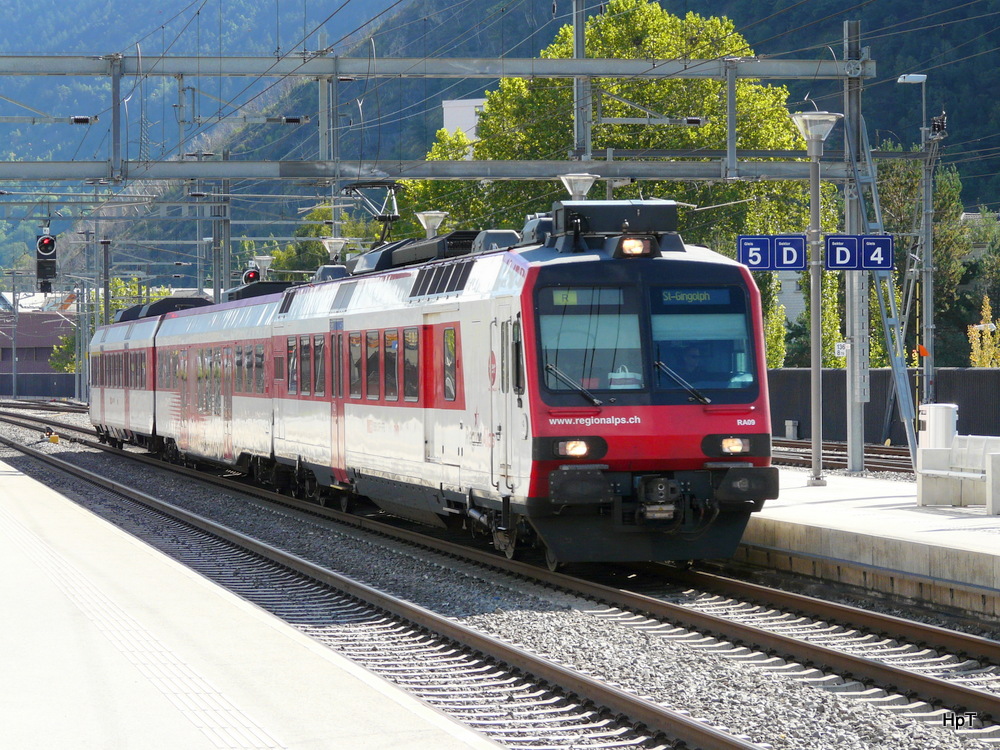 SBB - Einfahrender Regio an der Spitze der Triebwagen RBDe 4/4 560 409-5 im Bahnhof Visp am 22.09.2014