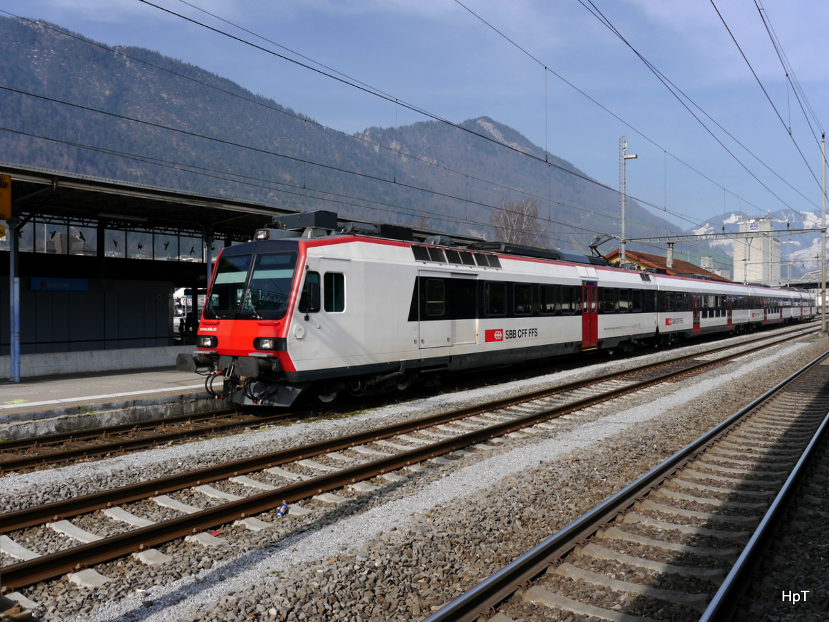 SBB - Einfahrender Regio an der Front der Triebwagen RBDe 4/4 560 212-3 im Bahnhof Brunnen am 26.02.2016