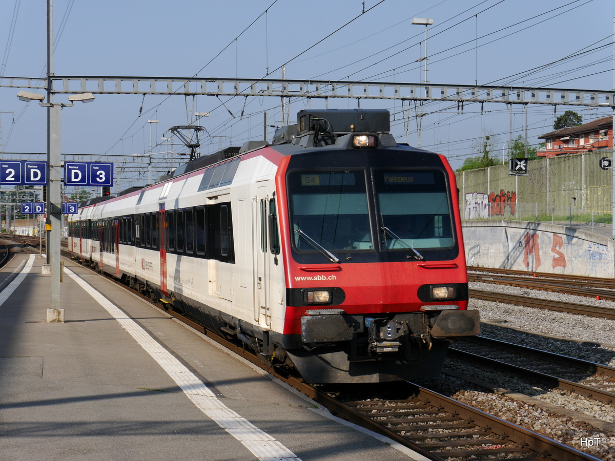 SBB - Einfahrender Regio im Bahnhof Morges an der Spitze der Triebwagen RBDe 4/4 560 230-5  am 06.05.2018