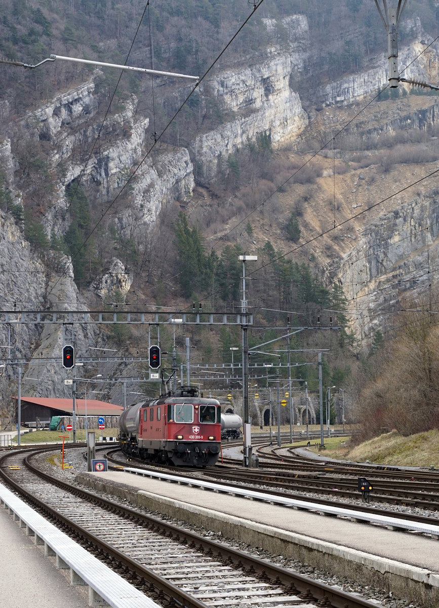 SBB: Einfahrt der Re 4/4 III 430 369-9 in Reuchenette Péry mit einem Güterzug ab RBL am 19. Februar 2018.
Foto: Walter Ruetsch
