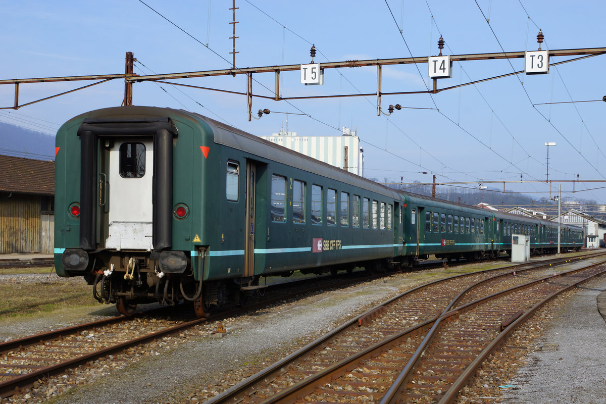 SBB: Einheitswagen II mit Gummiwulst-Übergang und blauem Streifen.
Diese Wagen bildeten während vielen Jahren das Rückgrat des Schnellzugsverkehrs der SBB. Bei Grossanlässen wurden sie auch noch lange Zeit als Verstärkungswagen eingesetzt. Die Züge bestehend aus diesen Wagen wurden meistens mit Re 4/4 II bespannt.
Diese fünf am 11. Februar 2017 in Olten abgestellten Wagen,
B 50 85 20-34  690-1 und B 50 85 20-34 656-2 und B 50 85 20-34 685-1 und B 50 85 20-34 544-0 und B 50 85 20-34 616-6 haben dank der Übernahme durch SBB-Historic überlebt.
Foto: Walter Ruetsch 