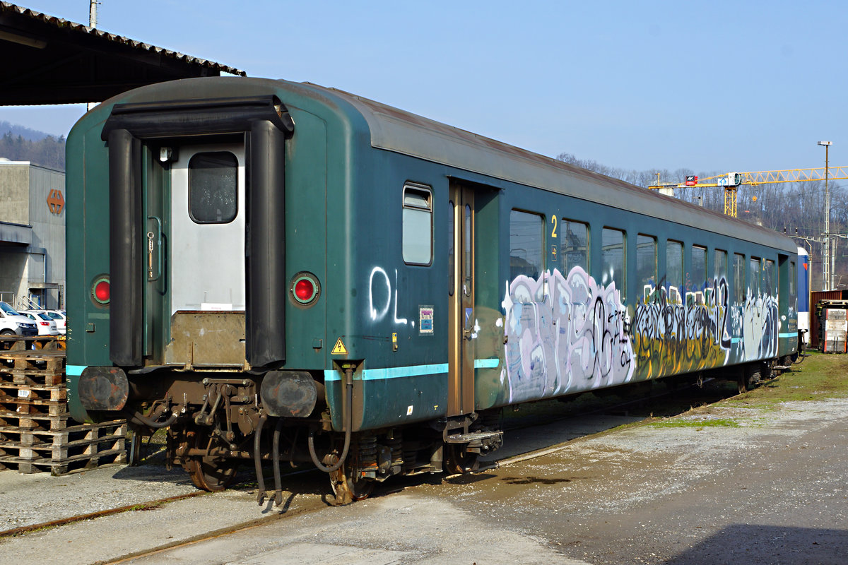 SBB: Einheitswagen II mit Gummiwulst-Übergang und blauem Streifen.
Diese Wagen bildeten während vielen Jahren das Rückgrat des Schnellzugsverkehrs der SBB. Bei Grossanlässen wurden sie auch noch lange Zeit als Verstärkungswagen eingesetzt. Die Züge bestehend aus diesen Wagen wurden meistens mit Re 4/4 II bespannt.
Der am 11. Februar 2017 in Olten fotografierte B 50 85 20-34 504-4, der am 29.9.2000 noch eine REV 3 in Bellinzona erhalten hat, wird zur Zeit noch für Feuerwehrübungen eingesetzt und anschliessend verschrottet, was auch mit dem hinteren schlecht sichtbaren B 50 85 20-35 118-2 geschehen wird.
Foto: Walter Ruetsch