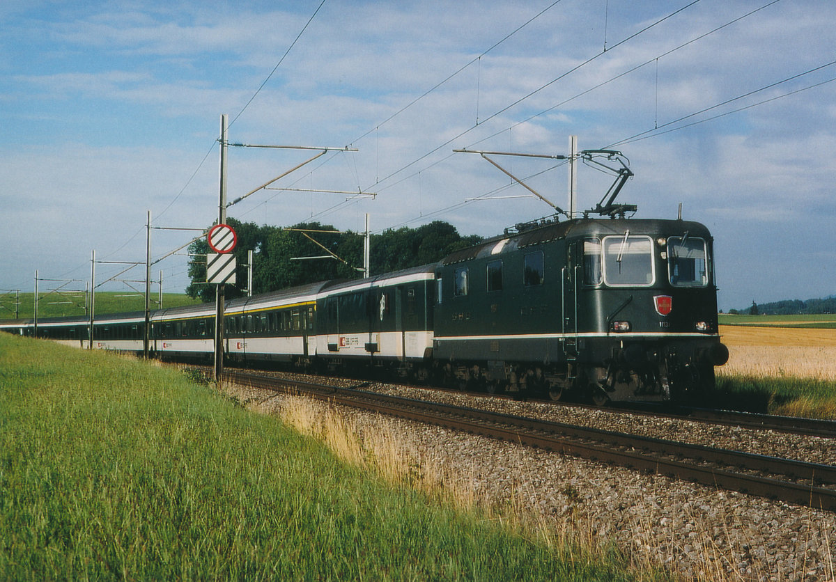SBB: EINST UND JETZT
Die Ankündigung der baldigen Zulassung der Twindexx Doppelstöcker von Bombardier  für den Personenverkehr weckte in mir Erinnerungen an die Inbetriebnahme der ersten RABDe 500 von Adtranz/Fiat-SIG auf der Jurasüdfuss Linie. Da bei der Umstellung im Jahre 1999 noch nicht genügend Intercity-Neigezüge (ICN) zur Verfügung standen, begnügte man sich damals vorerst noch längere Zeit mit einem Mischbetrieb.
IC/ICN mit der Re 4/4 II 11137, erste Serie, bei Niederbipp im Juli 1999. Die Aufnahmen vom Lok- und Neigezug entstanden am selben Morgen.
Foto: Walter Ruetsch    
