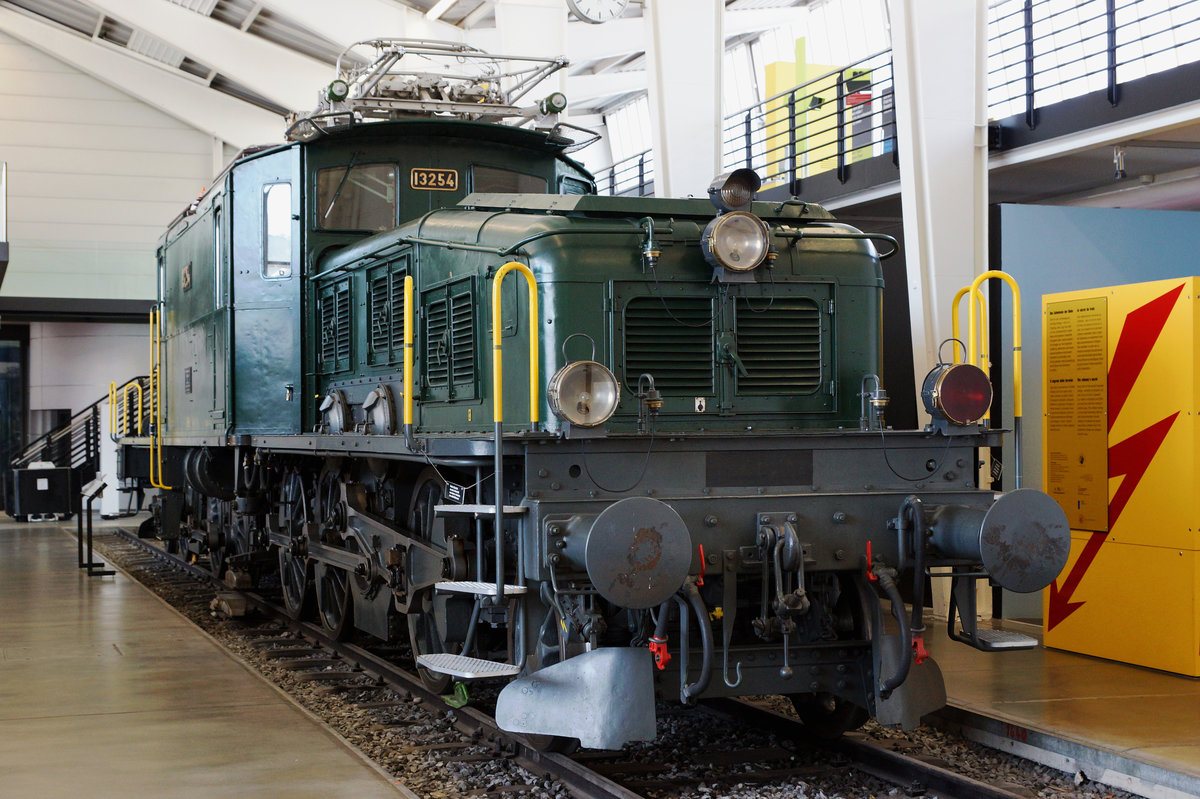 SBB: ELEKTRISCHE GOTTHARDLOKOMOTIVEN AUS DEM JAHRE 1920. Während die braune in Erstfeld stationierte Krokodillokomotive Ce 6/8 II 14253 auf der Gotthard Bergstrecke noch oft vor Sonderzügen zum Einsatz gelangt, erfreut die grüne Ce 6/8 II 13254 seit Jahren die Besucher vom Verkehrshaus Luzern. Beide Aufnahmen stammen vom 21. Mai 2016.
Foto: Walter Ruetsch