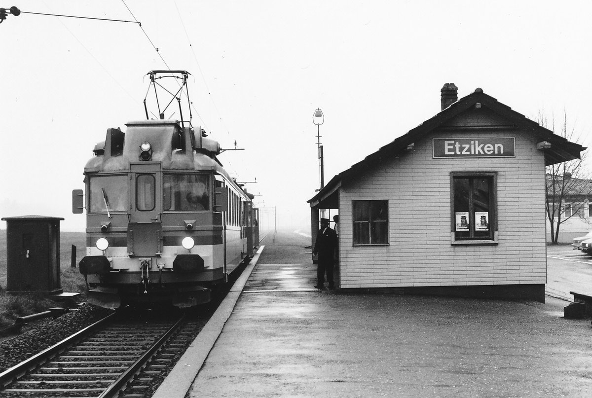 SBB: ERINNERUNGEN  AN DIE „BUCHSIBAHN“
Die Eisenbahnstrecke Solothurn-Herzogenbuchsee wurde bereits 1857 eröffnet und im Jahre 1992 für den Personenverkehr auf Busbetrieb umgestellt. Ab Solothurn bis Subingen zur Landi verkehrten noch bis 2006 vereinzelte Güterzüge mit Diesellokomotiven. Der Teil Solothurn-Wanzwil wurde 2004 als Ausbaustrecke zur Bahn 2000 wiedereröffnet. Ein sehr seltener Gast auf der  BUCHSIBAHN  war der am 6. Dezember 1987 in Etziken aufgenommene STB Be 4/6 102, der sich auf einer Samichlausfahrt befand. Besucht wurde an diesem Tag die OeBB im Auftrag der Firma Gschwandner, Bern.
Foto: Walter Ruetsch
 