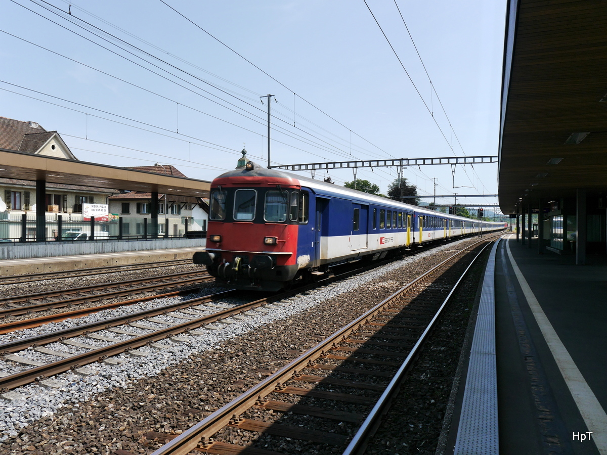 SBB - Ersatzzug an der Front der Steuerwagen BDt 50 85 82-33 970-3 bei der durchfahrt im Bahnhof von Rupperswil am 11.07.2015