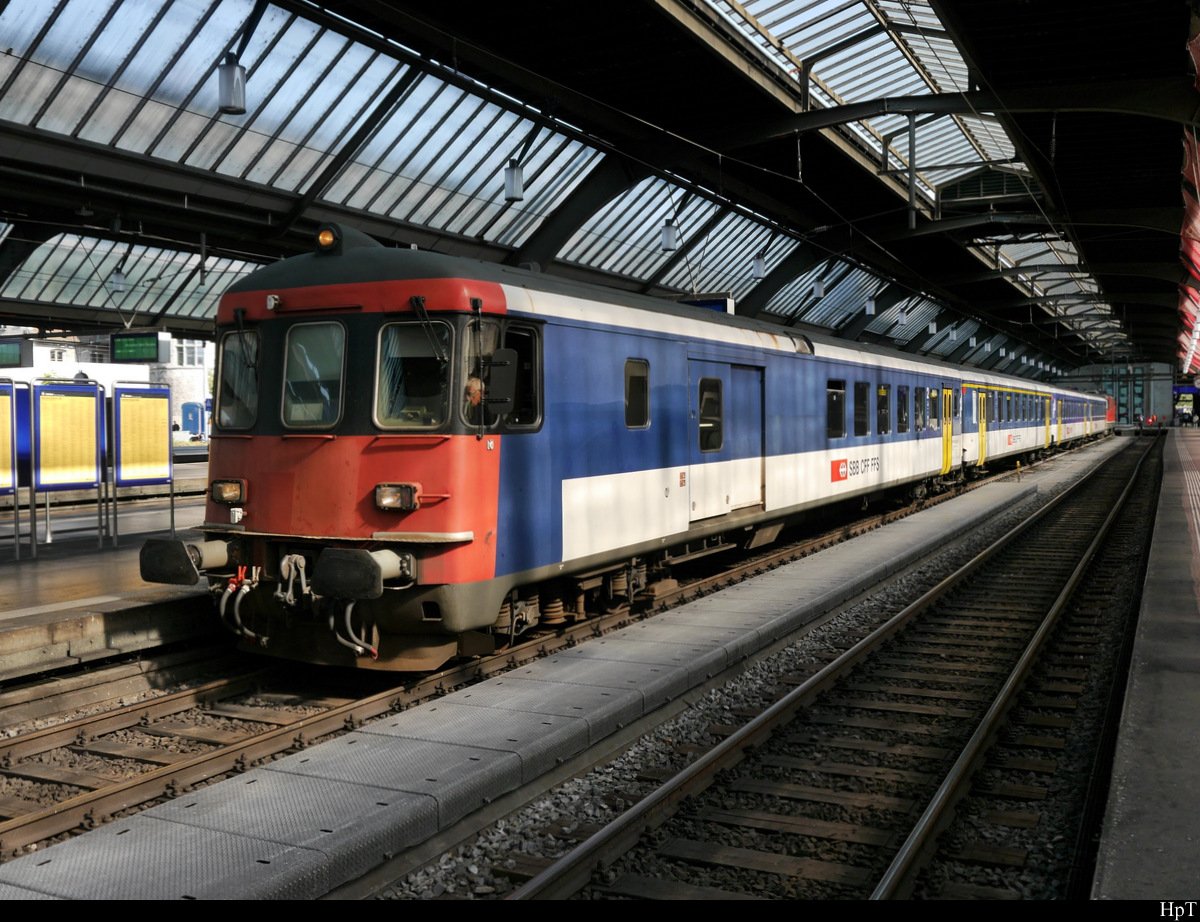 SBB - Ersatzzug mit dem Steuerwagen BDt 50 85 82-33 928-1 an der Spitze im HB Zürich am 30.09.2020