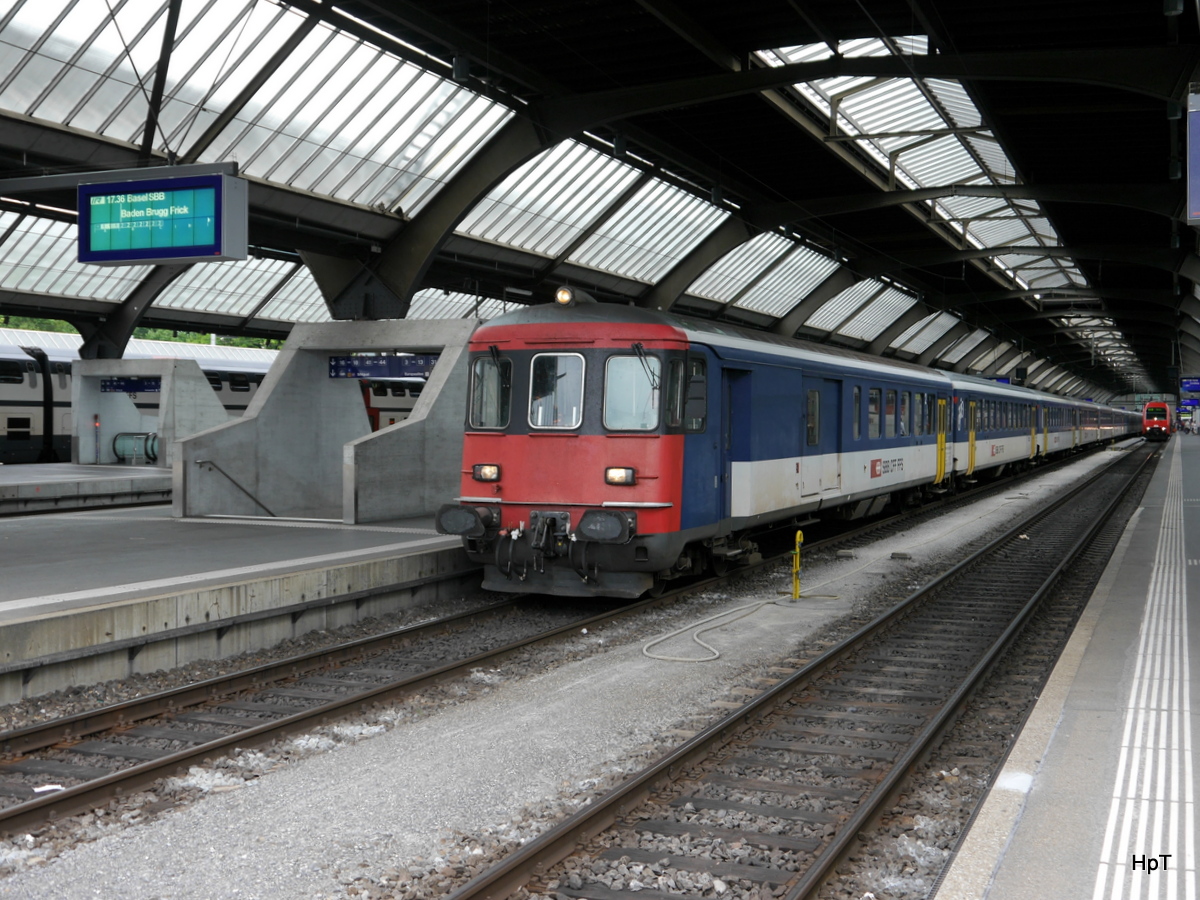 SBB - Ersatzzug nach Basel an der Spitze der Steuerwagen BDt 50 85 82-33 976-0 im HB Zürich am 26.07.2015