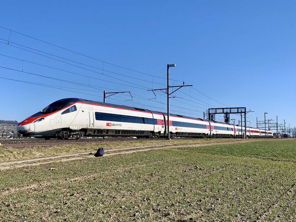 SBB ETR 610 013 Überfuhr am 13.2.22 zwischen Dottikon-Dintikon und Hendschiken.