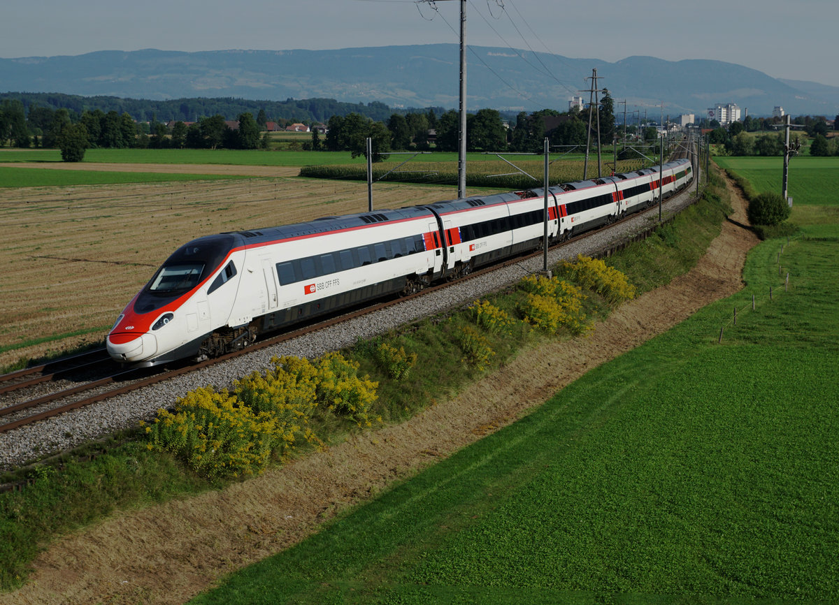 SBB: ETR 610 bei Bettenhausen in Richtung Bern unterwegs auf der alten Stammstrecke Olten-Bern am 24. August 2017.
Foto: Walter Ruetsch