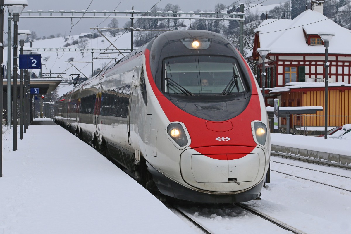 SBB ETR610 als EC nach Milano Centrale bei der Durchfahrt in Mülenen. 27.12.2014