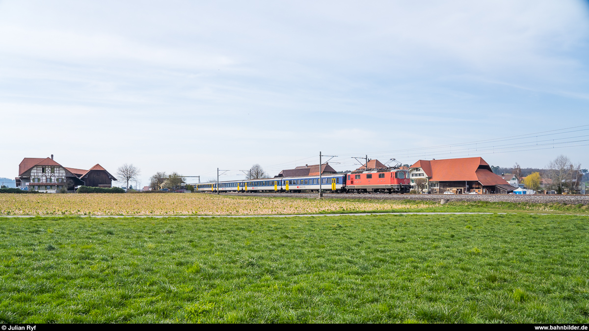 SBB EW-I-Pendel mit Re 4/4 II 11153 als Militärextrazug Thun - Bure am 27. März 2020 bei Schwanden.