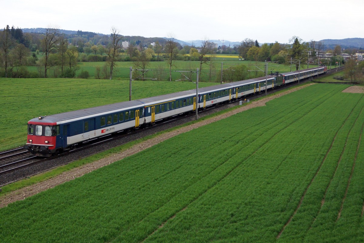 SBB: EW II-Pendelzüge mit zwei Re 420. Joggeli-Shuttle Extrazug Bern Wankdorf-Basel SBB vom 21. April 2014 mit grüner Zwischenlok bei Roggwil.
Foto: Walter Ruetsch