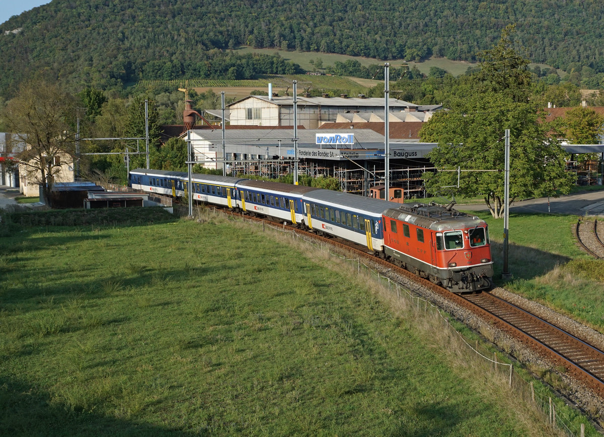 SBB EW l Personenwagen adieu.
Die SBB sagte den EW l Personenwagen anfangs April 2021 adieu.
Nach rund 60 Jahren ging mit ihrer Pensionierung ein grosses Stück Schweizer Bahngeschichte verloren. Zu den letzten regelmässigen Einsätzen kam es während den letzten Jahren an Werktagen im Birstal auf der S3 für die Führung der Einsatzzüge.
EW l Pendel mit der Re 4/4 ll 11143 bei Delémont am 30. September 2020.
Foto: Walter Ruetsch
