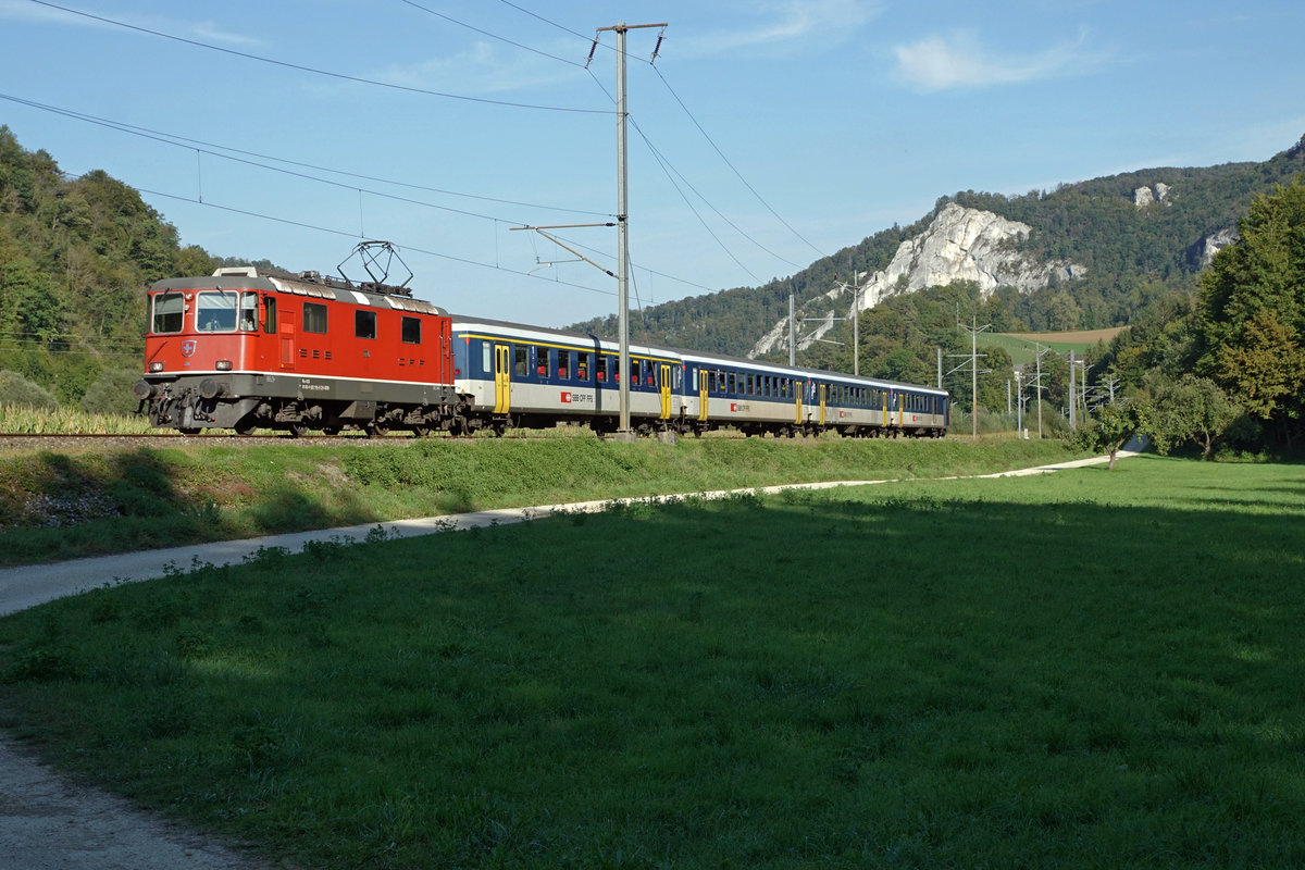 SBB EW l Personenwagen adieu.
Die SBB sagte den EW l Personenwagen anfangs April 2021 adieu.
Nach rund 60 Jahren ging mit ihrer Pensionierung ein grosses Stück Schweizer Bahngeschichte verloren. Zu den letzten regelmässigen Einsätzen kam es während den letzten Jahren an Werktagen im Birstal auf der S3 für die Führung der Einsatzzüge.
EW l Pendel mit der Re 4/4 ll 11116 bei Liesberg am 11. Sepember 2020.
Foto: Walter Ruetsch