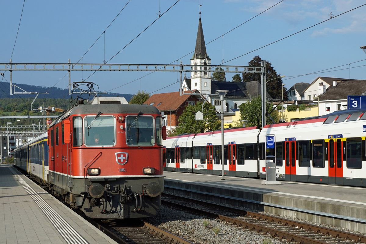 SBB EW l Personenwagen adieu.
Die SBB sagte den EW l Personenwagen anfangs April 2021 adieu.
Nach rund 60 Jahren ging mit ihrer Pensionierung ein grosses Stück Schweizer Bahngeschichte verloren. Zu den letzten regelmässigen Einsätzen kam es während den letzten Jahren an Werktagen im Birstal auf der S3 für der Führung der Einsatzzügen.
EW l Pendel mit der Re 4/4 ll 11116 beim Zwischenhalt in Laufen am 21. September 2020.
Foto: Walter Ruetsch
